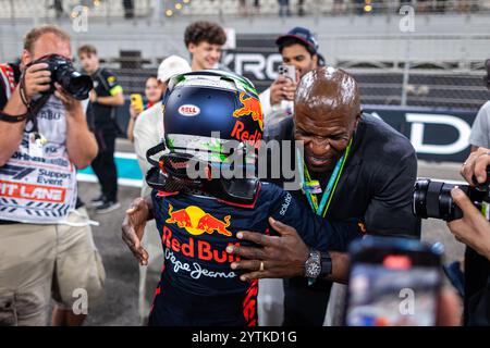 Abu Dhabi, Emirats Arabes Unis. 07 décembre 2024. AL QUBAISI Hamda (eau), MP Motorsport soutenu par Red Bull Racing, Tatuus F4-T-421, portrait lors de la 7ème manche de la F1 Academy 2024 du 6 au 8 décembre 2024 sur le circuit de Yas Marina, à Abu Dhabi, Emirats Arabes Unis - photo Sebastian Rozendaal/Agence photo néerlandaise/DPPI crédit : DPPI Media/Alamy Live News Banque D'Images