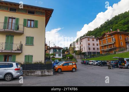 SAN PELLEGRINO TERME, ITALIE - 12 MAI 2024 : vue sur la rue de la petite ville historique Banque D'Images