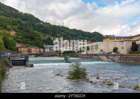 SAN PELLEGRINO TERME, ITALIE - 12 MAI 2024 : rivière et barrage Banque D'Images