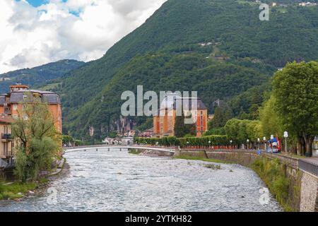 SAN PELLEGRINO TERME, ITALIE - 12 MAI 2024 : ancien hôtel spa au bord de la rivière Banque D'Images