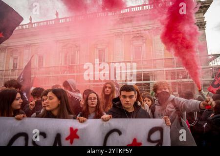 Rome, RM, Italie. 7 décembre 2024. Des centaines de citoyens se joignent à la manifestation contre Roberto Gualtieri, maire de Rome, et le conseil municipal : contre le projet de la centrale de valorisation énergétique des déchets de Rome, pour la défense de la santé publique et de la durabilité environnementale. Les manifestants atteignent la place Campidoglio. (Crédit image : © Marco Di Gianvito/ZUMA Press Wire) USAGE ÉDITORIAL SEULEMENT! Non destiné à UN USAGE commercial ! Crédit : ZUMA Press, Inc/Alamy Live News Banque D'Images