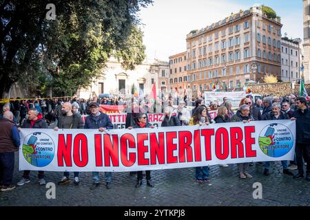 Rome, RM, Italie. 7 décembre 2024. Des centaines de citoyens se joignent à la manifestation contre Roberto Gualtieri, maire de Rome, et le conseil municipal : contre le projet de la centrale de valorisation énergétique des déchets de Rome, pour la défense de la santé publique et de la durabilité environnementale. ''pas d'incinérateur'' lit la bannière. (Crédit image : © Marco Di Gianvito/ZUMA Press Wire) USAGE ÉDITORIAL SEULEMENT! Non destiné à UN USAGE commercial ! Crédit : ZUMA Press, Inc/Alamy Live News Banque D'Images