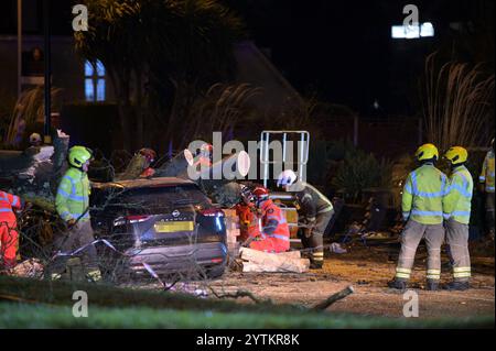 NOTE AUX RÉDACTEURS - décès confirmé par un policier sur place. - Sutton Road, Erdington, Birmingham 7th décembre 2024 - Un homme est mort après que sa voiture a été heurtée par un arbre qui tombe au cours de forts vents de tempête Darragh sur Sutton Road à la jonction de Silver Birch Road dans la région d'Erdington à Birmingham samedi après-midi. Les pompiers, y compris des membres de USAR et ISAR, Urban/International Search and Rescue, qui sont souvent envoyés à des catastrophes majeures outre-mer, ont ce soir coupé l'arbre loin du véhicule pour récupérer l'homme non identifié. Crédit : British News and Media/Alamy Live News Banque D'Images