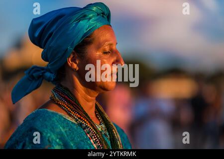 Un adorateur de l'Umbanda, le culte religieux afro-uruguayen, prie la déesse Yemanjá lors d'une cérémonie rituelle à Montevideo, en Uruguay. Banque D'Images