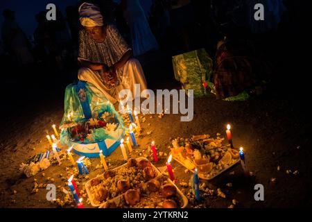 Un dévot de l'Umbanda, la tradition religieuse afro-uruguayenne, rend hommage à la déesse Yemanjá lors d'une cérémonie rituelle à Montevideo, en Uruguay. Banque D'Images