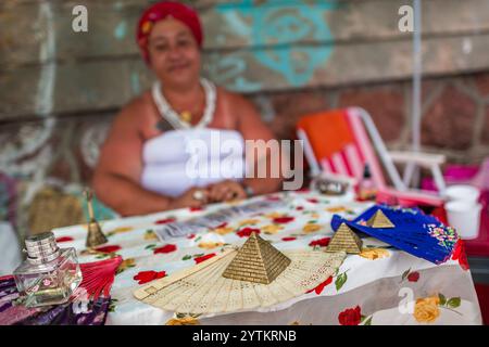 Une femme uruguayenne offre des services ésotériques lors d'une célébration en l'honneur de la déesse Yemanjá à Montevideo, Uruguay. Banque D'Images