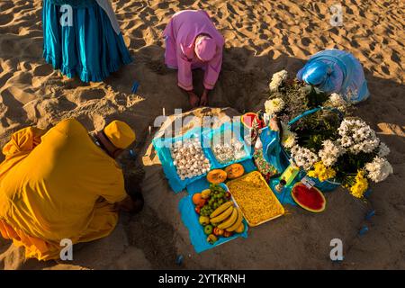 Les dévots de l'Umbanda, le culte religieux afro-uruguayen, ont installé un autel temporaire pour rendre hommage à la déesse Yemanjá à Montevideo, en Uruguay. Banque D'Images