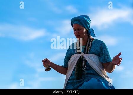 Un adorateur d'Umbanda, le culte religieux afro-uruguayen, effectue une cérémonie rituelle en l'honneur de la déesse Yemanjá à Montevideo, en Uruguay. Banque D'Images