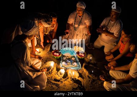 Les dévots de l'Umbanda, la tradition religieuse afro-uruguayenne, prient autour de l'autel temporaire en l'honneur de la déesse Yemanjá à Montevideo, en Uruguay. Banque D'Images