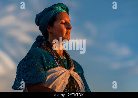 Un adorateur de l'Umbanda, le culte religieux afro-uruguayen, prie la déesse Yemanjá lors d'une cérémonie rituelle à Montevideo, en Uruguay. Banque D'Images