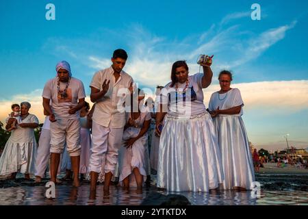 Les dévots de l'Umbanda, le culte religieux afro-uruguayen, chantent une prière lors d'une cérémonie rituelle en l'honneur de la déesse Yemanjá à Montevideo, en Uruguay. Banque D'Images