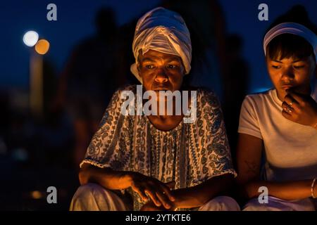 Un dévot de l'Umbanda, le culte religieux afro-uruguayen, rend hommage à la déesse Yemanjá lors d'une cérémonie rituelle à Montevideo, en Uruguay. Banque D'Images