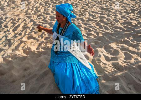 Un adorateur d'Umbanda, le culte religieux afro-uruguayen, effectue une cérémonie rituelle en l'honneur de la déesse Yemanjá à Montevideo, en Uruguay. Banque D'Images