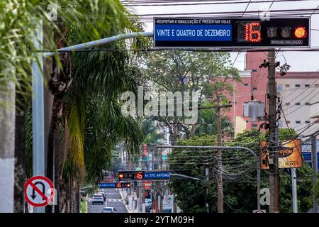 Marilia, Sao Paulo, Brésil, 11 octobre 2022. Feu de circulation avec compteur numérique de compte à rebours avec noms de rue sur une avenue dans le centre-ville de Marili Banque D'Images