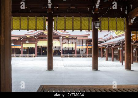 Cour intérieure d'un temple japonais, sanctuaire. Piliers en bois suport un couloir couvert, architecture traditionnelle Banque D'Images