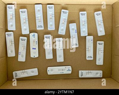 Une boîte en carton avec 18 tests COVID-19 négatifs avec des noms ou sur eux, un symbole pour les tests avant les cours dans les écoles allemandes pendant la pandémie de corona Banque D'Images