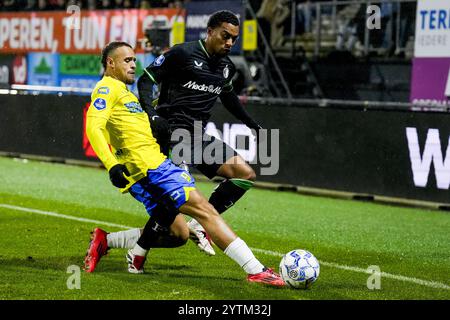 Waalwijk, pays-Bas. 07 décembre 2024. Waalwijk - Liam van Gelderen de RKC Waalwijk, Quinten Timber de Feyenoord lors de la quinzième manche de la saison Eredivisie 2024/2025. Le match se déroule entre le RKC Waalwijk et Feyenoord au Mandemakers Stadion le 7 décembre 2024 à Waalwijk, aux pays-Bas. Crédit : Box to Box Pictures/Alamy Live News Banque D'Images