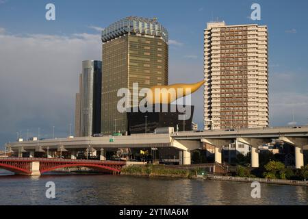 Les bâtiments Asahi Beer Hall sur la jetée Azumabashi. La brasserie Asahi est l'un des bâtiments du siège des brasseries Asahi situé à l'est Banque D'Images