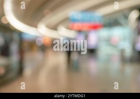 DUBAÏ, Émirats arabes Unis - 21 FÉVRIER 2019 : photo défocalisée de l'aéroport international de Dubaï. Banque D'Images