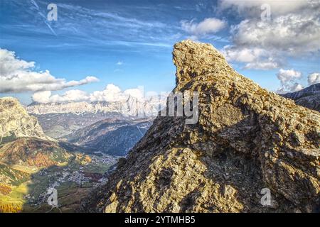 Vue d'été sur la falaise de montagne dans les alpes italiennes avec ciel nuageux bleu Banque D'Images