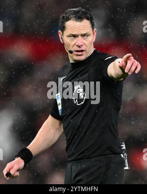 Manchester, Royaume-Uni. 07 décembre 2024. Arbitre Darren England lors du match de premier League Manchester United vs Nottingham Forest à Old Trafford, Manchester, Royaume-Uni, le 7 décembre 2024 (photo par Craig Thomas/News images) à Manchester, Royaume-Uni le 7/12/2024. (Photo de Craig Thomas/News images/SIPA USA) crédit : SIPA USA/Alamy Live News Banque D'Images