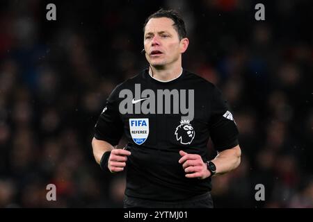 Manchester, Royaume-Uni. 07 décembre 2024. Arbitre Darren England lors du match de premier League Manchester United vs Nottingham Forest à Old Trafford, Manchester, Royaume-Uni, le 7 décembre 2024 (photo par Craig Thomas/News images) à Manchester, Royaume-Uni le 7/12/2024. (Photo de Craig Thomas/News images/SIPA USA) crédit : SIPA USA/Alamy Live News Banque D'Images