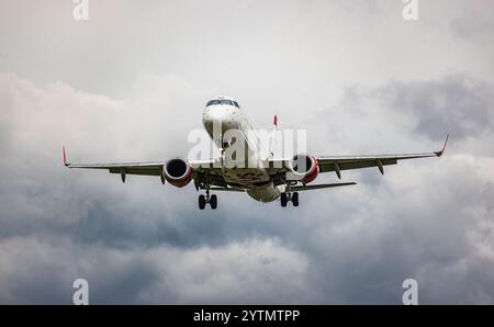 Zurich, Suisse, 12 juin 2024 : un Embraer 195LR de Austrian Airlines est en approche finale de l'aéroport de Zurich. Enregistrement OE-LWB. (Photo par Andreas Banque D'Images