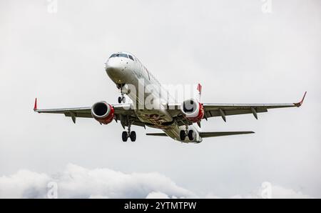 Zurich, Suisse, 12 juin 2024 : un Embraer 195LR de Austrian Airlines est en approche finale de l'aéroport de Zurich. Enregistrement OE-LWB. (Photo par Andreas Banque D'Images