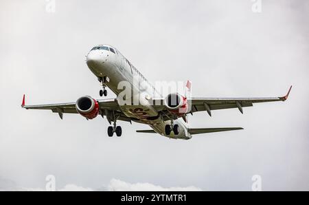Zurich, Suisse, 12 juin 2024 : un Embraer 195LR de Austrian Airlines est en approche finale de l'aéroport de Zurich. Enregistrement OE-LWB. (Photo par Andreas Banque D'Images