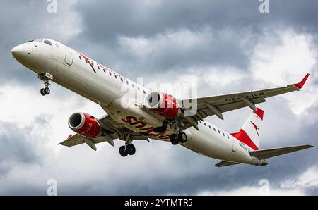 Zurich, Suisse, 12 juin 2024 : un Embraer 195LR de Austrian Airlines est en approche finale de l'aéroport de Zurich. Enregistrement OE-LWB. (Photo par Andreas Banque D'Images
