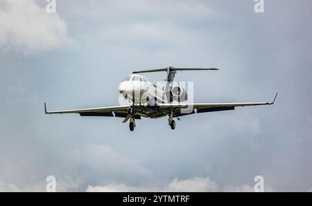 Zurich, Suisse, 12 juin 2024 : un Embraer Phenom 300 de Tiriac Air est en approche finale de l'aéroport de Zurich. Enregistrement YR-DDN. (Photo par Un Banque D'Images