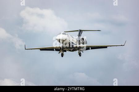 Zurich, Suisse, 12 juin 2024 : un Embraer Phenom 300 de Tiriac Air est en approche finale de l'aéroport de Zurich. Enregistrement YR-DDN. (Photo par Un Banque D'Images