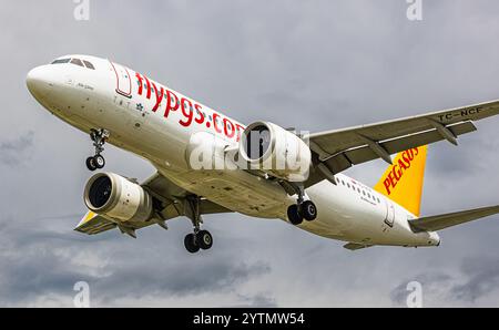 Zurich, Suisse, 12 juin 2024 : un Airbus A320-251N (Airubs A320neo) de Pegasus Airlines est en approche finale de l'aéroport de Zurich. Enregistrement TC Banque D'Images