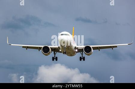Zurich, Suisse, 12 juin 2024 : un Airbus A320-251N (Airubs A320neo) de Pegasus Airlines est en approche finale de l'aéroport de Zurich. Enregistrement TC Banque D'Images