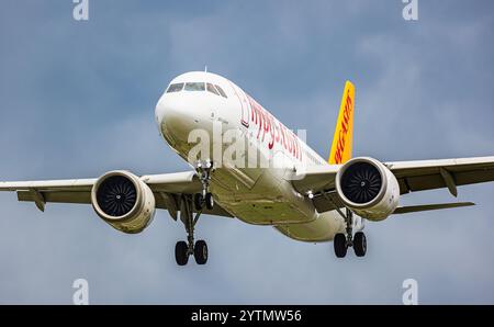 Zurich, Suisse, 12 juin 2024 : un Airbus A320-251N (Airubs A320neo) de Pegasus Airlines est en approche finale de l'aéroport de Zurich. Enregistrement TC Banque D'Images