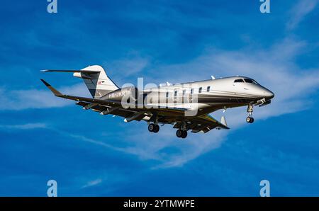 Zurich, Suisse, 6 septembre 2024 : un Bombardier Challenger 350 appartenant à un propriétaire privé est en approche finale de l'aéroport de Zurich. Enregistrement H Banque D'Images