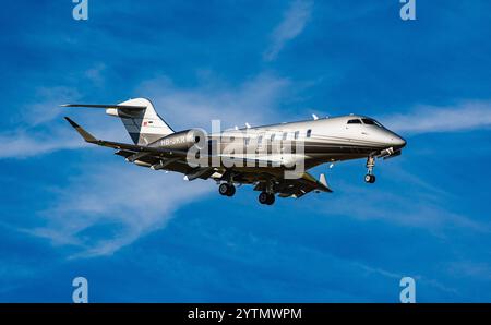 Zurich, Suisse, 6 septembre 2024 : un Bombardier Challenger 350 appartenant à un propriétaire privé est en approche finale de l'aéroport de Zurich. Enregistrement H Banque D'Images