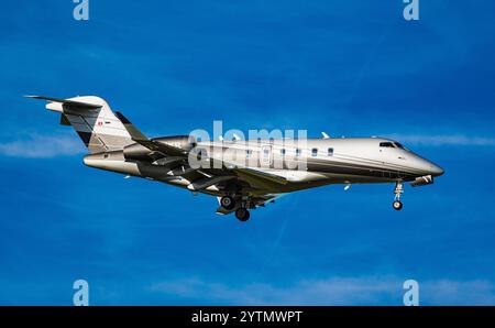 Zurich, Suisse, 6 septembre 2024 : un Bombardier Challenger 350 appartenant à un propriétaire privé est en approche finale de l'aéroport de Zurich. Enregistrement H Banque D'Images