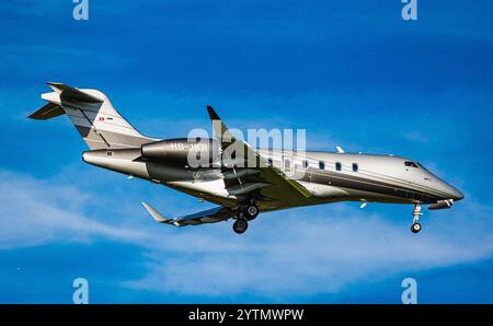 Zurich, Suisse, 6 septembre 2024 : un Bombardier Challenger 350 appartenant à un propriétaire privé est en approche finale de l'aéroport de Zurich. Enregistrement H Banque D'Images