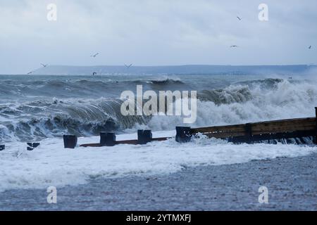 Marina court Avenue, Bexhill-on-Sea. 07 décembre 2024. Les avertissements du met Office étaient en vigueur pour les vents violents le long de la côte est du Sussex aujourd'hui alors que la tempête Darragh touchait terre. Des vents de force et des vagues de tempête frappant Bexhill-on-Sea près d'Eastbourne dans l'est du Sussex. Birling Gap, Eastbourne. 07 décembre 2024. Les avertissements du met Office étaient en vigueur pour les vents violents le long de la côte est du Sussex ce matin alors que la tempête Darragh touchait terre. Les vents de force et les vagues de tempête frappent Birling Gap à Eastbourne dans l'est du Sussex au premier feu. Crédit : james jagger/Alamy Live News Banque D'Images