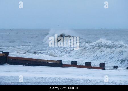 Marina court Avenue, Bexhill-on-Sea. 07 décembre 2024. Les avertissements du met Office étaient en vigueur pour les vents violents le long de la côte est du Sussex aujourd'hui alors que la tempête Darragh touchait terre. Des vents de force et des vagues de tempête frappant Bexhill-on-Sea près d'Eastbourne dans l'est du Sussex. Birling Gap, Eastbourne. 07 décembre 2024. Les avertissements du met Office étaient en vigueur pour les vents violents le long de la côte est du Sussex ce matin alors que la tempête Darragh touchait terre. Les vents de force et les vagues de tempête frappent Birling Gap à Eastbourne dans l'est du Sussex au premier feu. Crédit : james jagger/Alamy Live News Banque D'Images