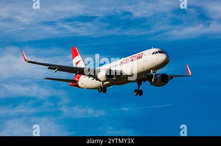 Zurich, Suisse, 6 septembre 2024 : un Airbus A320-214 d'Austrian Airlines est en approche finale de l'aéroport de Zurich. Enregistrement OE-LZF. (Photo de et Banque D'Images