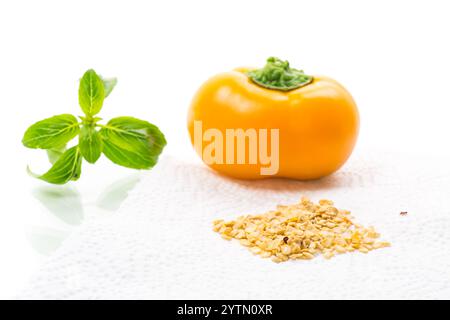 graines de poivre jaune isolées sur fond blanc. Banque D'Images