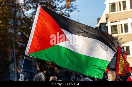 Zürich, Suisse, 16 novembre 2024 : un drapeau palestinien au soleil avant le début de la manifestation. (Photo de Andreas Haas/dieBildmanufaktur Banque D'Images