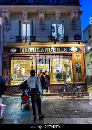 Paris, France, personnes de groupe, en ligne, attente devant le magasin historique, boulangerie française, boulangerie, nuit Banque D'Images