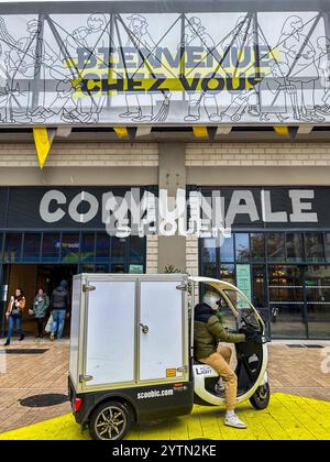 Saint-Ouen-sur-Seine, France, homme conduisant véhicule électrique avant, marché public, restaurants, panneau 'communale St-Ouen », bâtiment avant, entrée Banque D'Images