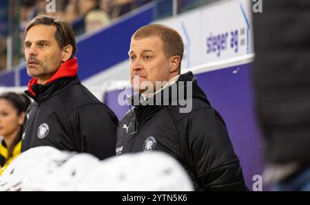 Kloten, Suisse, 30 novembre 2024 : entraîneur-chef Thierry Paterlini (à gauche) et entraîneur adjoint Varmanen Jukka (à droite). (Photo de Jonas Philippe/dieBildma Banque D'Images