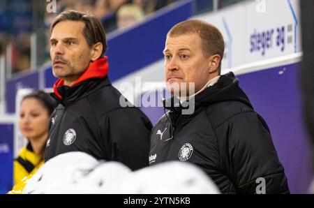 Kloten, Suisse, 30 novembre 2024 : entraîneur-chef Thierry Paterlini (à gauche) et entraîneur adjoint Varmanen Jukka (à droite). (Photo de Jonas Philippe/dieBildma Banque D'Images