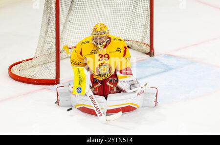 Kloten, Suisse, 30 novembre 2024 : le gardien #39 Luca Boltshauser (Langnau) défend une rondelle. (Photo Andreas Haas/dieBildmanufaktur) Banque D'Images