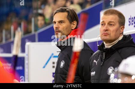 Kloten, Suisse, 30 novembre 2024 : entraîneur-chef Thierry Paterlini (à gauche) et entraîneur adjoint Varmanen Jukka (à droite). (Photo de Jonas Philippe/dieBildma Banque D'Images